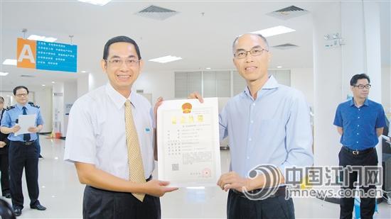 今年8月15日,我市发出全国首张“九证合一”营业执照。