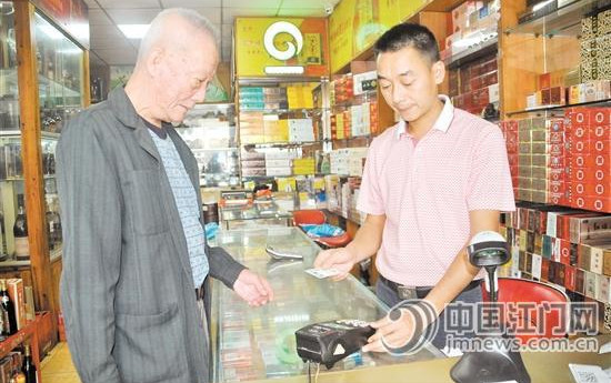 卢永昌在家附近的小卖铺就可以直接刷卡领取养老金。