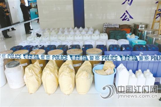 鹤山公安缴获了成吨的制毒原料。