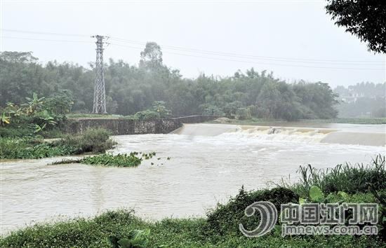 龙胜镇位于镇海水流域,其考核断面镇海水人民桥位置监测结果显示,今年1—3季度都能保持3类水质。