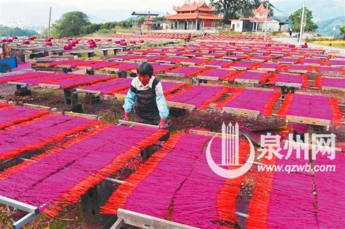 中国侨网图为达埔一家香企正在制香。 林劲峰 姚德纯 摄