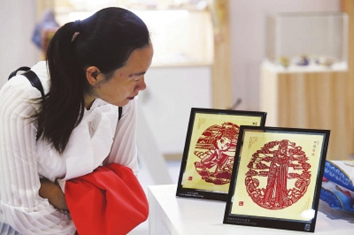 中国侨网妈祖文化创意与传统的剪纸技艺相结合，很有观赏性。