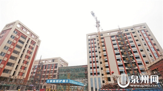 中国侨网泉州装备制造研究所百崎湖片区项目一期工程施工现场 (陈小阳 摄)