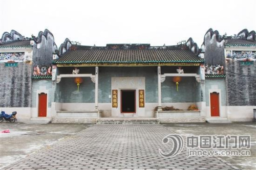 中国侨网古祠就坐落于文楼村内的茶山脚下，这里视野开阔，更显得古祠气势恢宏，极具规模。