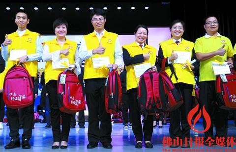 中国侨网五星志愿者获颁荣誉证书。/佛山日报记者甘建华摄