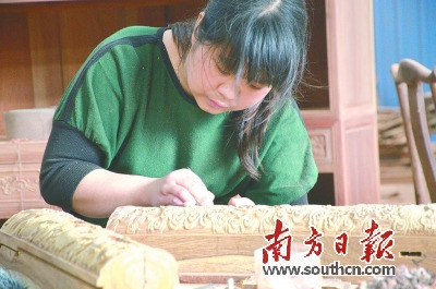中国侨网新会传统家具制作工艺需要更多具有创新能力的传承人才。潘伟珊 摄