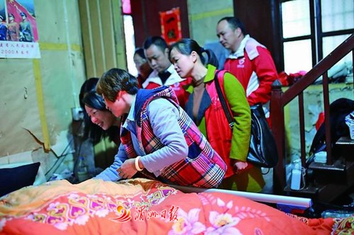 中国侨网图为莆田市公益组织志愿者前去看望曾德梅。