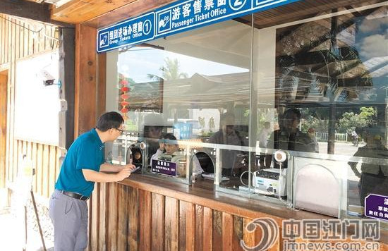 中国侨网目前我市共有AAAA景区8个。此次专项行动,工商、发改、旅游三部门重点打击“消费欺诈”和“天价消费”,维护游客正当权益,先后在全市8个AAAA景区建立了10个“消费维权服务站”(鼓励非A级以上的景区、景点根据实际建站),并要求每个服务站按照广东省工商行政管理系统12315“五进”规范化建设标准,实行统一规范运作。 江门市工商局供图