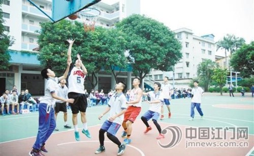 中国侨网与来访的香港学生交流。