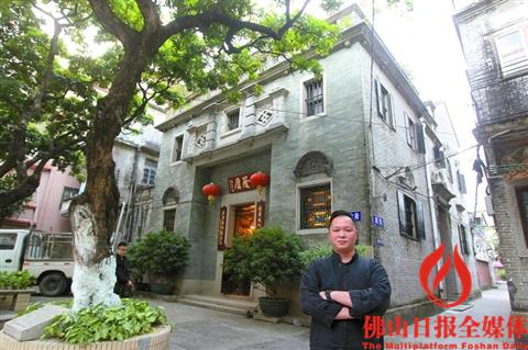 中国侨网刘嘉毅与古宅。