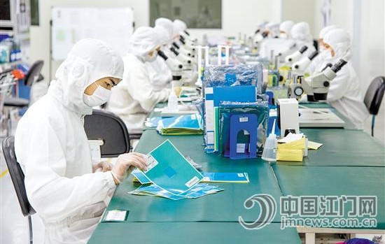 中国侨网今年以来,高新区(江海区)在培育高新技术企业上实现突破。图为德力光电生产线。黄健源/摄