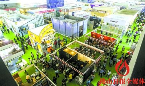 中国侨网2015年佛山陶博会，采购商挤满了各个展馆，现场人山人海。 