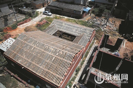 中国侨网俯看重建中的土楼