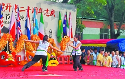 中国侨网蔡李佛洋弟子在进行功夫表演。