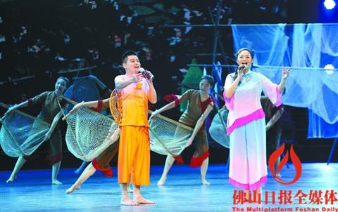 中国侨网在顺德演艺中心,佛山原创男女声对唱咸水歌《对花》精彩演唱,并获得金奖。首届广东省民歌民乐大赛12月6日~8日在顺德举行,我市还有原创民乐合奏《珠江源》以及将顺德非遗“龙舟说唱”重新编曲的男女声重唱《顺德正嘢逐个数》获得金奖。/佛山日报记者郑奕纯摄