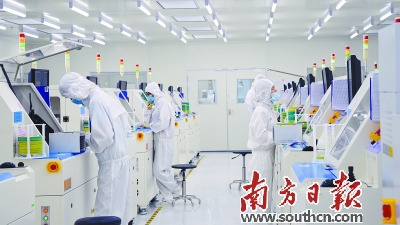 中国侨网江门引进好的项目、形成良好的创业创新氛围,离不开高层次人才的支撑。图为企业研发现场。 潘伟珊 摄