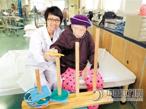 中国侨网医生在帮助患者进行运动训练。医院提供
