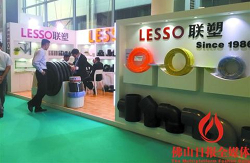 中国侨网佛企嗅到投资迪拜商机。图为在BIG5展会上,联塑集团展厅吸引外商前来洽谈。/佛山日报记者韦文毅摄