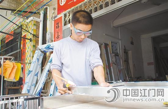 中国侨网在当地政府的帮扶下，梁仲谊如今成为一间铝合金门窗店的老板。