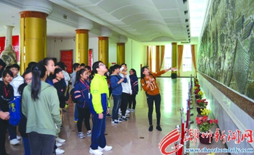 中国侨网香港学生在中国瓷都陈列馆参观。