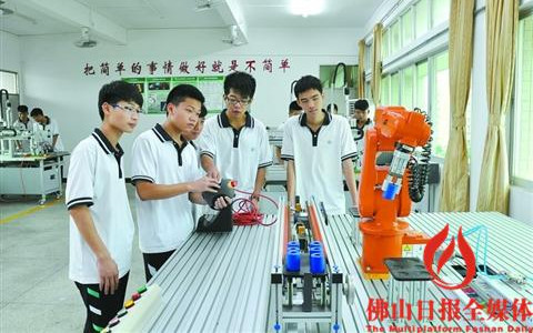 中国侨网佛山市中职学校工业机器人应用与维护专业的学生们正在实习实训中。/资料图片