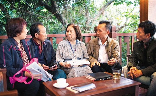 中国侨网台湾作家丘秀芷（左三）与从文昌赶来的亲人相聚。 　本报记者 宋国强 摄