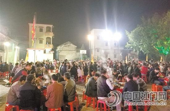 中国侨网龙口牛肉美食节当晚共摆宴席120席,1000多人共同品尝美味牛肉。