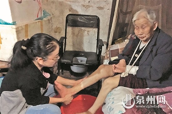 中国侨网李东华照顾胡开荣