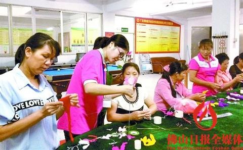 中国侨网蒙娜丽莎驻点社工教女职工编织丝网花，丰富业余生活。/通讯员供图 