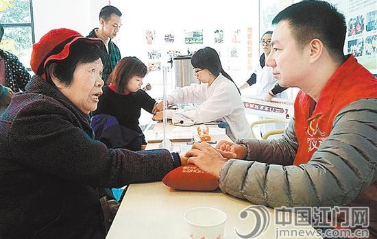 中国侨网“邑家园”实现服务就在“家门口”。图为甘化邑家园举办义诊活动。