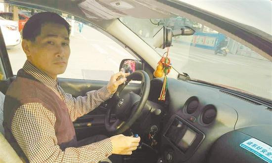 中国侨网安装了残疾人辅助装置的小车，可用右手来控制油门和刹车。