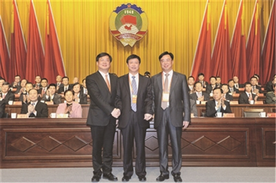 中国侨网晋江市委书记刘文儒(中)与十二届晋江市政协主席周伯恭(右)、十三届晋江市政协主席林仁达(左)合影。 徐建阳 摄