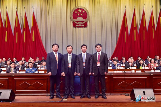 中国侨网晋江市委书记刘文儒(右二)与晋江市第十七届人大常委会主任洪于权(左二)、晋江市人民政府市长张文贤(右一)、十三届晋江市政协主席林仁达(左一)合影。