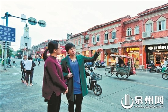 中国侨网周盈盈(右)向记者讲述在西街的童年记忆 (戴涵琦 摄)