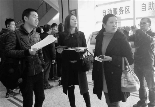 中国侨网经过咨询和协商,买家王先生最终与房东齐女士(右二)解除了交易合同。 王益敏 摄