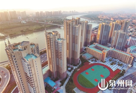 中国侨网中心市区田安路南拓二期安置房3个选房系列573个选房顺序号的选房工作已顺利完成,总安置住宅116243平方米、选取车位247个。据悉,田安路南拓一、二期及浦西城市综合体应安置住宅56万多平方米(民房及公寓性套房),目前已完成住宅选房任务的36.78%。 图为昨日记者从空中拍摄的田安路南拓一、二期及浦西城市综合体安置住宅小区。 (张九强 杜天祥 摄)