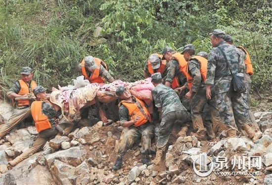中国侨网13名勇士将伤员从重灾区林坑村抬出 (陈凯 供图)