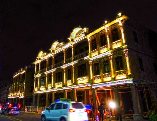 中国侨网记者昨晚拍摄的西堤路骑楼亮灯景观。 本报记者 方淦明 摄