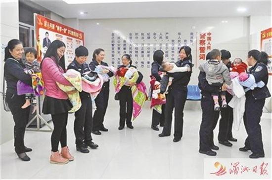 中国侨网被拐儿童获解救重回温暖的怀抱。