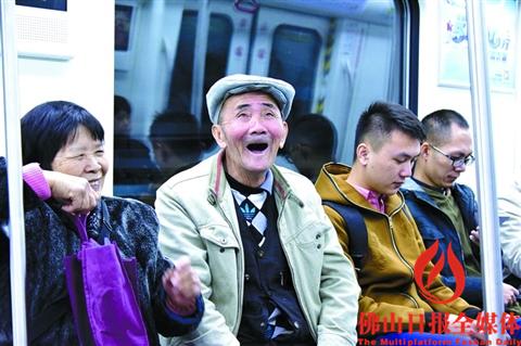 中国侨网市民开心乘车。/佛山日报摄影俱乐部江光华摄