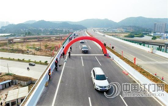 中国侨网12月28日，江门大道中五洞立交至东甲立交主道建成试通车，市民出行将更加方便。