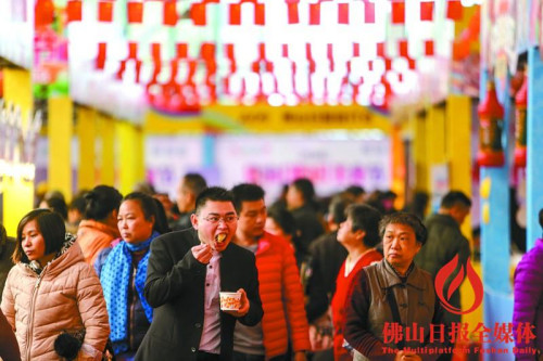 中国侨网昨日，佛山（禅城）美食节，市民正在享受美食。/佛山日报记者王伟楠摄