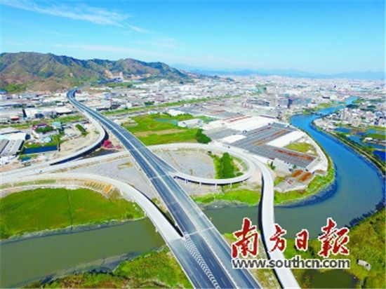 中国侨网从空中俯瞰潮惠高速凤塘入口。
