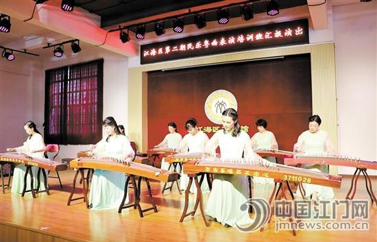 中国侨网江门江海区粤曲表演培训班学员演奏粤曲《凤阳花鼓》。
