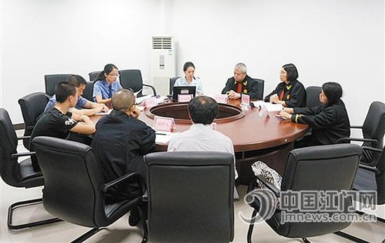 中国侨网江门市检察院未检办成立后,首次派员出席一起未成年人刑事案件的庭审。该案件采用“圆桌审判”方式,未成年被告人与审判人员、公诉人、辩护人、法定代理人同坐一桌,通过控、辩、审、法定代理人四方合力对未成年人被告人进行帮教和感化,缓解了严肃紧张的法庭审理气氛。