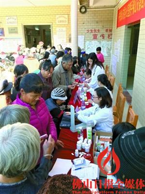 中国侨网佛山市委办公室组织医护人员在对口帮扶的湛江龙首村开展义诊活动。 　　/佛山对口帮扶湛江市工作组供图 