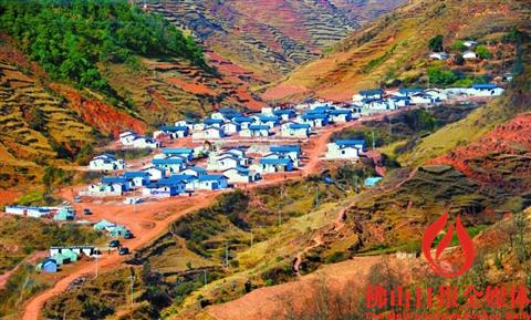中国侨网在四川省凉山州普格县特尔果乡古木洛村,佛山援建的安全住房逐渐完工,彝族人民陆续入住新房。/扶贫协作工作组供图