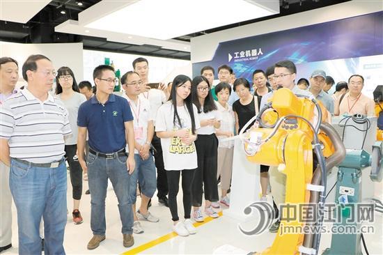 中国侨网去年江门市成功举办了宣传展示江门市小微双创成效的青创周活动,图为与会嘉宾参观者江门市小微双创产品。 唐达 摄