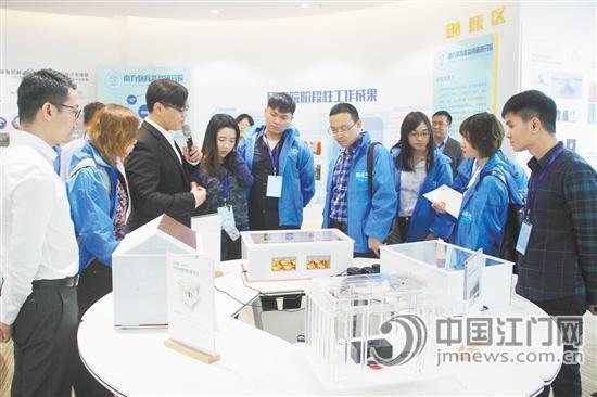 中国侨网采风团参观南方教育装备创新产业城。