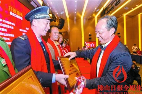 中国侨网佛山市委常委、宣传部部长郭文海为行政服务榜12强颁奖。 /佛山日报记者张弘弢实习生杨伟健摄